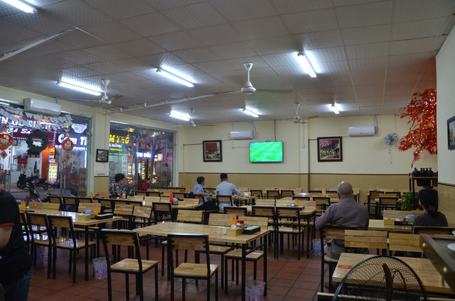  Sợ bị phạt nồng độ cồn, người hâm mộ bỏ quán nhậu, đổ đến cafe xem trận Việt Nam - UAE  - Ảnh 2.