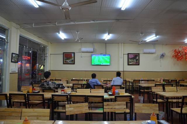  Sợ bị phạt nồng độ cồn, người hâm mộ bỏ quán nhậu, đổ đến cafe xem trận Việt Nam - UAE  - Ảnh 3.