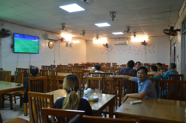  Sợ bị phạt nồng độ cồn, người hâm mộ bỏ quán nhậu, đổ đến cafe xem trận Việt Nam - UAE  - Ảnh 4.