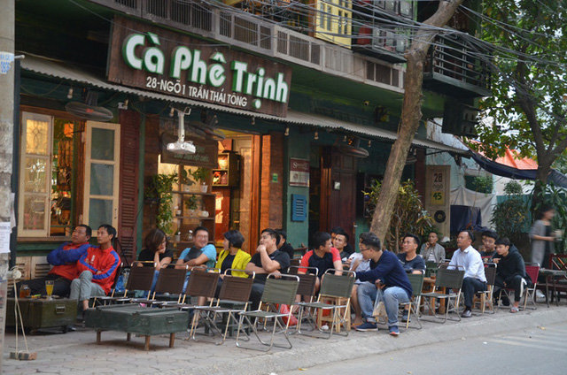  Sợ bị phạt nồng độ cồn, người hâm mộ bỏ quán nhậu, đổ đến cafe xem trận Việt Nam - UAE  - Ảnh 7.