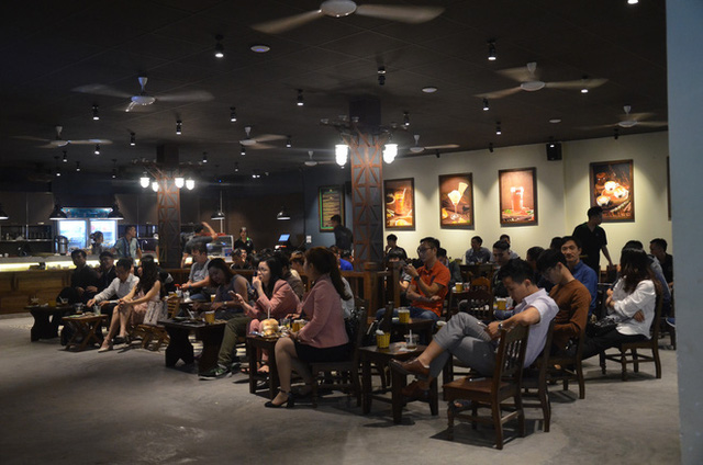  Sợ bị phạt nồng độ cồn, người hâm mộ bỏ quán nhậu, đổ đến cafe xem trận Việt Nam - UAE  - Ảnh 8.