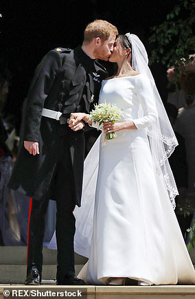 Meghan Markle: Lấy chồng được hơn 1 năm đã tiêu 28 tỉ tiền quần áo, cô sẽ chi trả cho trang phục thế nào sau khi tuyên bố độc lập tài chính đây! - Ảnh 1. Meghan Markle: Lấy chồng được hơn 1 năm đã tiêu 28 tỉ tiền quần áo, cô sẽ chi trả cho trang phục thế nào sau khi tuyên bố độc lập tài chính đây! - Ảnh 1.