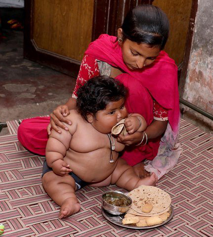 8 tháng tuổi đã gần 20kg, cuộc sống của bé gái nặng ký nhất Ấn Độ hiện tại như thế nào sau 3 năm phát triển với tốc độ chóng mặt? - Ảnh 1.