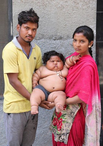 8 tháng tuổi đã gần 20kg, cuộc sống của bé gái nặng ký nhất Ấn Độ hiện tại như thế nào sau 3 năm phát triển với tốc độ chóng mặt? - Ảnh 2. 8 tháng tuổi đã gần 20kg, cuộc sống của bé gái nặng ký nhất Ấn Độ hiện tại như thế nào sau 3 năm phát triển với tốc độ chóng mặt? - Ảnh 2.