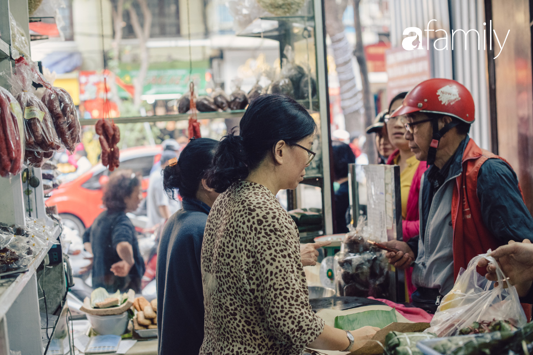 Quốc Hương - tiệm giò chả cứ đến Tết là người Hà Nội xếp hàng dài mua đồ và chuyện thách cưới giờ mới kể của bà chủ nức tiếng đẹp người đẹp nết - Ảnh 2.