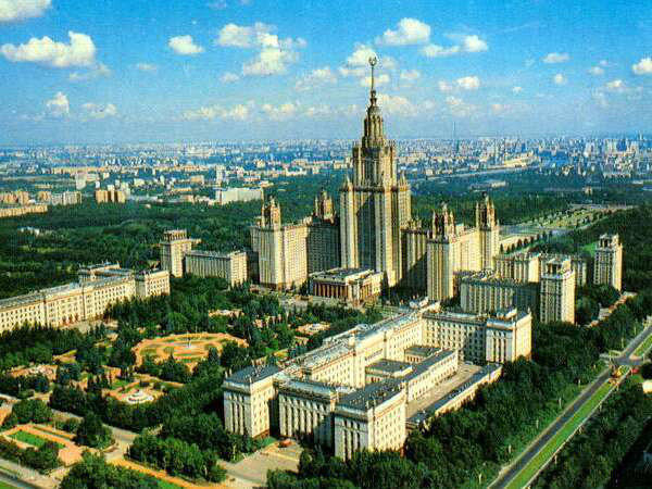 Đại học tinh hoa VinUni: Vẻ đẹp sánh ngang với ngôi trường Lomonosov của Nga, cùng sử dụng kiến trúc Gothic và đặt biểu tượng trên đỉnh tháp - Ảnh 2.