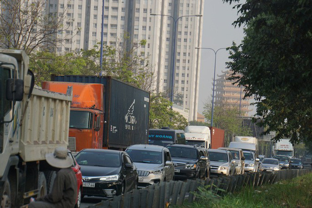  Kinh hoàng cảnh kẹt xe trên mọi ngả đường khu Đông TP HCM  - Ảnh 11.