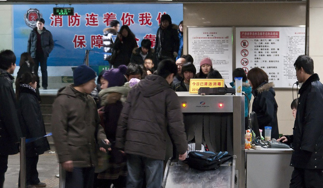 Tàu điện ngầm ở Trung Quốc: Kiểm tra an ninh gắt gao như sân bay quốc tế, sử dụng cả hệ thống nhận diện khuôn mặt để theo dõi! - Ảnh 1.