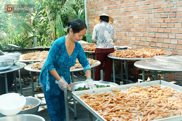 Chuyện chưa kể về đĩa mứt Tết đặc biệt của người phụ nữ miền Tây: Nhất quyết không lấy chồng để dành hết thời gian làm ra loại mứt mới - Ảnh 15.