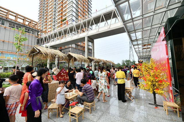 Khu đô thị, chung cư rộn ràng tràn ngập sắc xuân đón Tết Canh Tý - Ảnh 10. Khu đô thị, chung cư rộn ràng tràn ngập sắc xuân đón Tết Canh Tý - Ảnh 10.