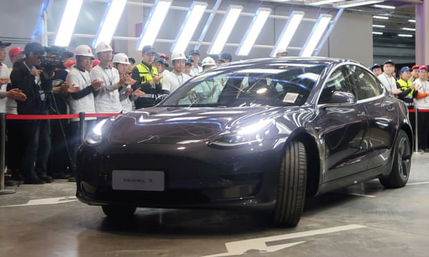 Tesla chính thức bàn giao xe điện Made in China đầu tiên - Ảnh 1.