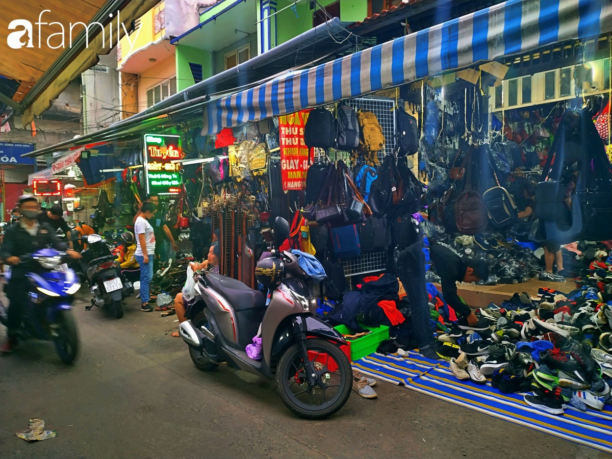 Chợ Bàn Cờ - chợ “lạc đường” kiêm thiên đường đồ si ở Sài Gòn - Ảnh 2.