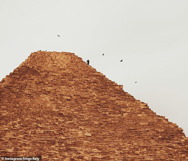 Trèo lên đỉnh Kim tự tháp Ai Cập với mục đích kêu gọi thiện nguyện, Youtuber nổi tiếng bất ngờ bị bắt giam - Ảnh 1.