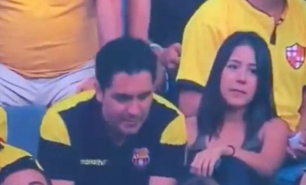 Góc đen đủi: Bị camera quay được cảnh hôn gái lạ trên khán đài, fan bóng đá bị vợ đá tức khắc vì tội cắm sừng - Ảnh 3.