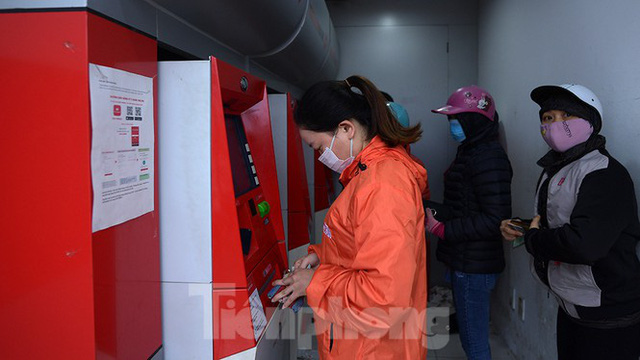  Cây ATM báo lỗi khi công nhân rồng rắn xếp hàng rút tiền ngày cuối năm  - Ảnh 2.