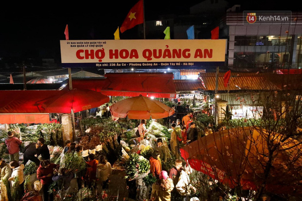 Ảnh: Chợ hoa Quảng An thất thủ, thương lái và người dân đi mua hoa tết chen chúc trong đêm - Ảnh 2.