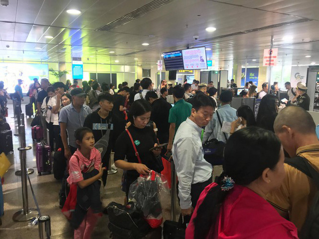 Vạn người vật vờ ở sân bay Tân Sơn Nhất ngày 28 tết  - Ảnh 3.