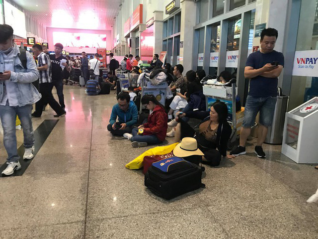 Vạn người vật vờ ở sân bay Tân Sơn Nhất ngày 28 tết  - Ảnh 4.