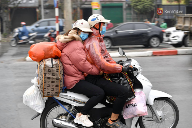 Chùm ảnh: Trẻ nhỏ trùm chăn, khoác áo mưa chật vật theo chân bố mẹ rời Thủ đô về quê ăn Tết - Ảnh 11.