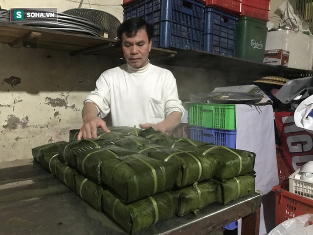 [Ảnh] Độc đáo ở Hà Nội: 10 gia đình luộc chung nồi bánh chưng 100 chiếc trên phố - Ảnh 14.