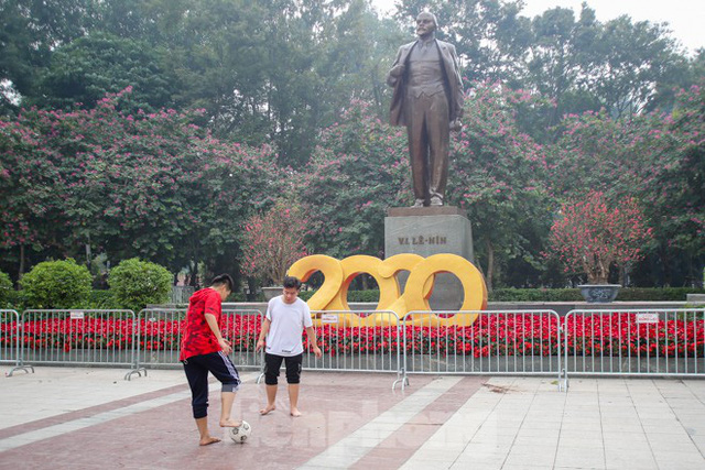  Đường phố Hà Nội trang hoàng đón Tết Canh Tý 2020  - Ảnh 13.