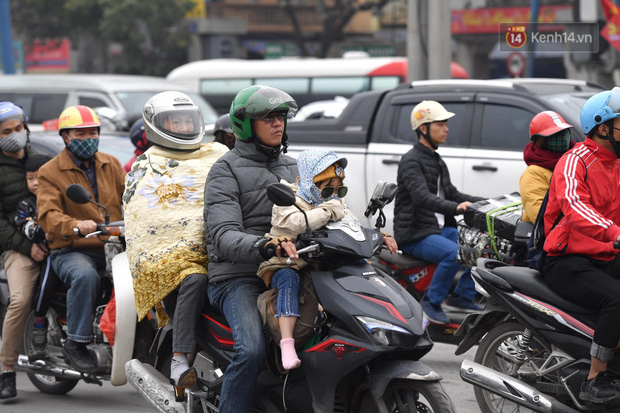 Chùm ảnh: Trẻ nhỏ trùm chăn, khoác áo mưa chật vật theo chân bố mẹ rời Thủ đô về quê ăn Tết - Ảnh 15.