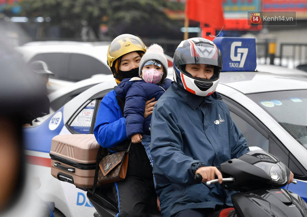 Chùm ảnh: Trẻ nhỏ trùm chăn, khoác áo mưa chật vật theo chân bố mẹ rời Thủ đô về quê ăn Tết - Ảnh 16.