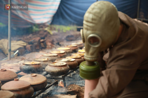 Người làng Vũ Đại đeo mặt nạ, xuyên đêm nấu cá kho bạc triệu phục vụ Tết cổ truyền - Ảnh 18.