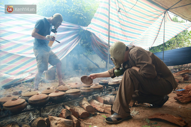 Người làng Vũ Đại đeo mặt nạ, xuyên đêm nấu cá kho bạc triệu phục vụ Tết cổ truyền - Ảnh 20.