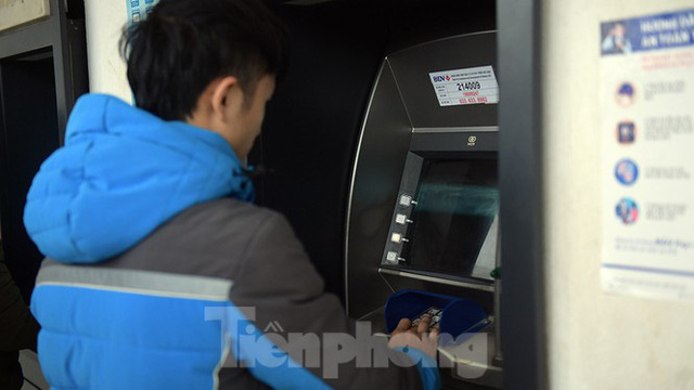  Cây ATM báo lỗi khi công nhân rồng rắn xếp hàng rút tiền ngày cuối năm  - Ảnh 3.
