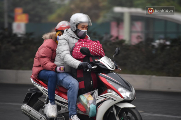 Chùm ảnh: Trẻ nhỏ trùm chăn, khoác áo mưa chật vật theo chân bố mẹ rời Thủ đô về quê ăn Tết - Ảnh 3.
