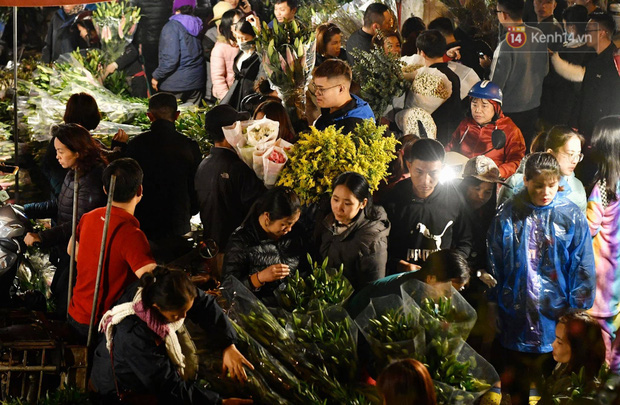 Ảnh: Chợ hoa Quảng An thất thủ, thương lái và người dân đi mua hoa tết chen chúc trong đêm - Ảnh 8.