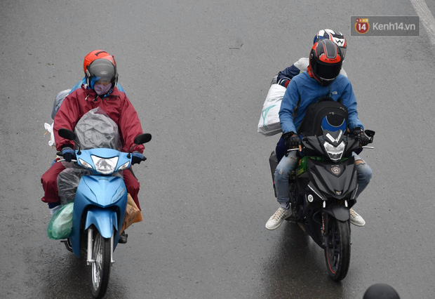 Chùm ảnh: Trẻ nhỏ trùm chăn, khoác áo mưa chật vật theo chân bố mẹ rời Thủ đô về quê ăn Tết - Ảnh 8.