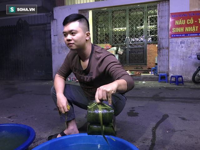 [Ảnh] Độc đáo ở Hà Nội: 10 gia đình luộc chung nồi bánh chưng 100 chiếc trên phố - Ảnh 11.