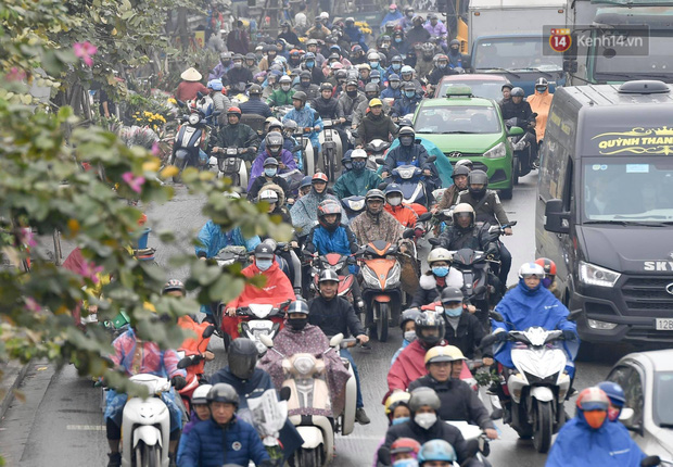 Chùm ảnh: Trẻ nhỏ trùm chăn, khoác áo mưa chật vật theo chân bố mẹ rời Thủ đô về quê ăn Tết - Ảnh 9.