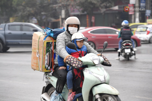 Chùm ảnh: Trẻ nhỏ trùm chăn, khoác áo mưa chật vật theo chân bố mẹ rời Thủ đô về quê ăn Tết - Ảnh 10.