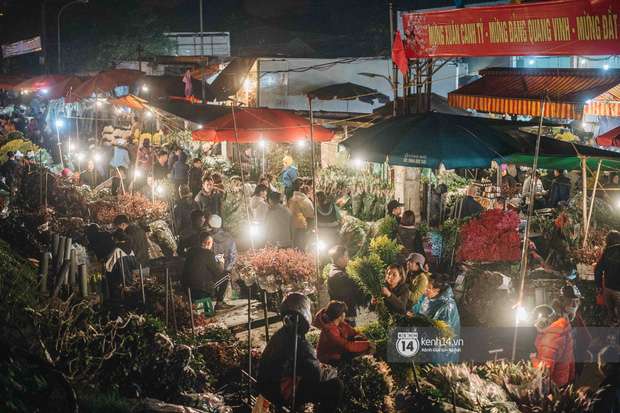 Sáng sớm cuối năm ở chợ hoa hot nhất Hà Nội: người qua kẻ lại tấp nập suốt cả đêm, nhiều bạn trẻ cũng lặn lội dậy sớm đi mua hoa - Ảnh 1.