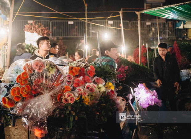 Sáng sớm cuối năm ở chợ hoa hot nhất Hà Nội: người qua kẻ lại tấp nập suốt cả đêm, nhiều bạn trẻ cũng lặn lội dậy sớm đi mua hoa - Ảnh 2.