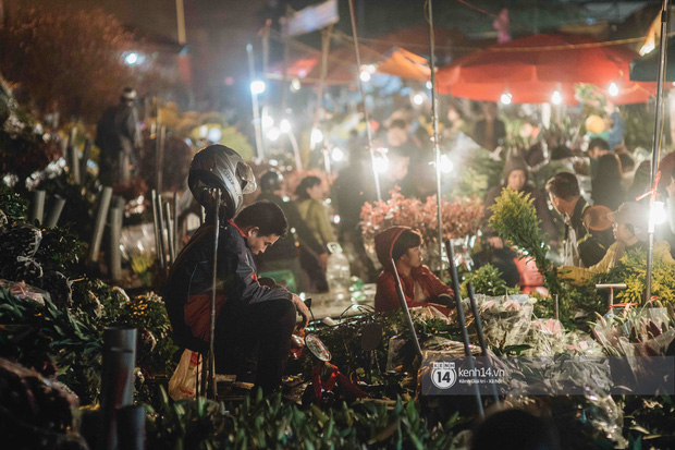 Sáng sớm cuối năm ở chợ hoa hot nhất Hà Nội: người qua kẻ lại tấp nập suốt cả đêm, nhiều bạn trẻ cũng lặn lội dậy sớm đi mua hoa - Ảnh 3.