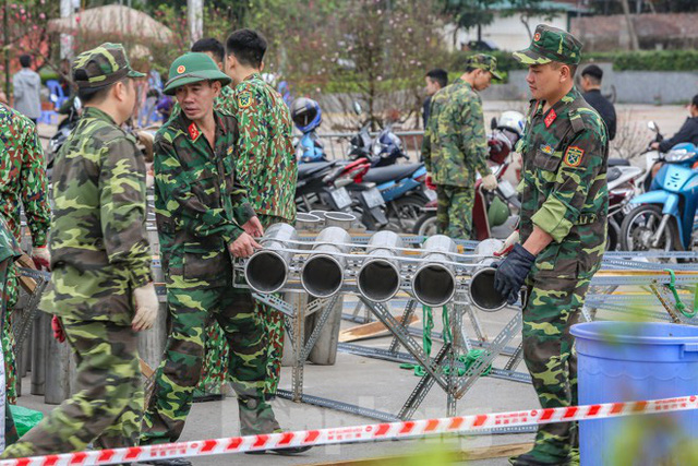  Tận thấy trận địa pháo hoa bên Hồ Tây trước giờ khai hỏa  - Ảnh 3.