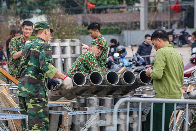  Tận thấy trận địa pháo hoa bên Hồ Tây trước giờ khai hỏa  - Ảnh 4.