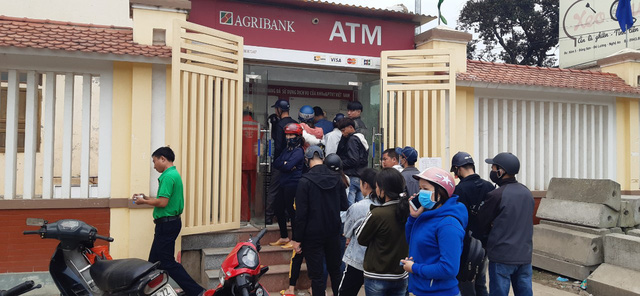  29 Tết, mất nguyên buổi sáng chỉ để đi rút tiền tại cây ATM  - Ảnh 7.