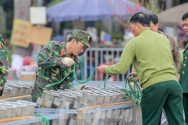  Tận thấy trận địa pháo hoa bên Hồ Tây trước giờ khai hỏa  - Ảnh 7.