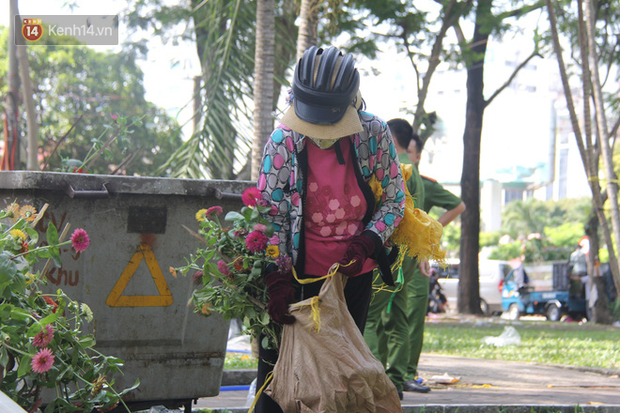 Sau khi tiểu thương ở Sài Gòn đập chậu, ném hoa vào thùng rác, nhiều người tranh thủ chạy đến hôi hoa - Ảnh 1.