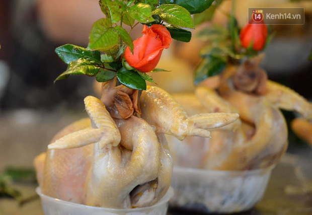  Người dân Hà Nội chen chúc mua gà luộc xôi gấc giá gần 1 triệu để cúng giao thừa, người bán sắp lễ không ngớt tay  - Ảnh 2.