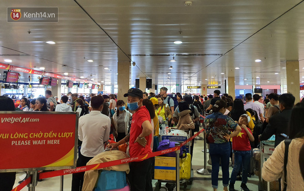 Nỗi ám ảnh chiều 30 Tết ở sân bay Tân Sơn Nhất: Nhiều chuyến bay delay, hàng ngàn người nằm vật vờ chờ đợi - Ảnh 1.
