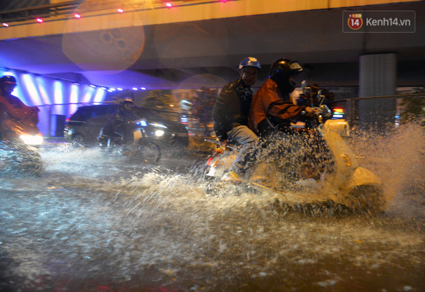 Lâu lắm rồi Hà Nội mới đón giao thừa trong tiết trời xấu thậm tệ, mưa xối xả cả ngày khiến đường ngập như sông - Ảnh 2.