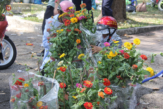 Sau khi tiểu thương ở Sài Gòn đập chậu, ném hoa vào thùng rác, nhiều người tranh thủ chạy đến hôi hoa - Ảnh 11.