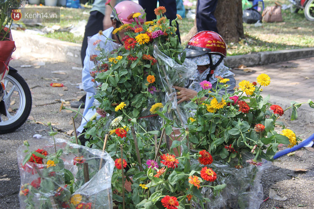  Sau khi tiểu thương ở Sài Gòn đập chậu, ném hoa vào thùng rác, nhiều người tranh thủ chạy đến hôi hoa  - Ảnh 11.