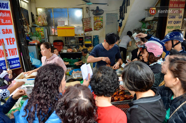  Người dân Hà Nội chen chúc mua gà luộc xôi gấc giá gần 1 triệu để cúng giao thừa, người bán sắp lễ không ngớt tay  - Ảnh 12.